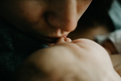 接吻婴儿的女人